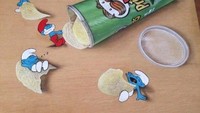 Karyanya yang satu ini sengaja dibuat untuk merayakan Imlek. Paar Smurf terlihat sedang mengambil kentang goreng pringles. Foto: Instagram @ivanhooart