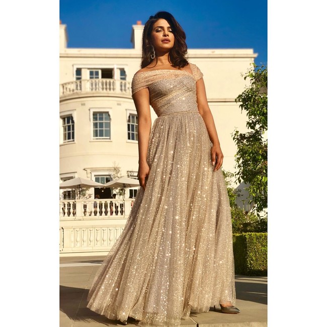 Artis cantik India 35 tahun itu tampil bak princess di acara yang digelar di Frogmore House, Windsor, Inggris. Priyanka datang dengan gaun gold berkilau.  Foto: dok. Instagram