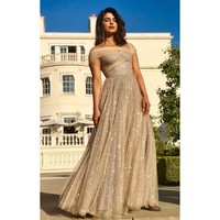 Artis cantik India 35 tahun itu tampil bak princess di acara yang digelar di Frogmore House, Windsor, Inggris. Priyanka datang dengan gaun gold berkilau.  Foto: dok. Instagram