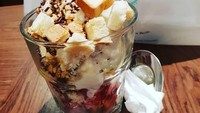 @yayang_danas punya es podeng favorit, yaitu buatan Remboelan. Teuteup paporit, Beib, tulisnya. Foto: Instagram