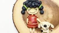Ah, lucu banget! Sang anak terbuat dari buah apel dan blueberry. Sedangkan anjingnya terbuat dari bengkuang.Foto: Instagram @cutechichai