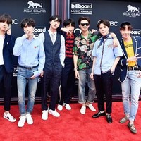 Boyband fenomenal BTS kembali hadir di Billboard Music Awards. Penampilan mereka tentu bikin heboh para Army (sebutan fans BTS). Foto: Getty Images