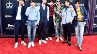 Di ajang internasional BTS berkesempatan mengambil momen foto bersama para penyanyi seperti Taylor Swift hingga The Chainsmokers. Foto: Getty Images