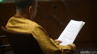 Syafruddin Arsyad Temenggung membaca nota pembelaanya.