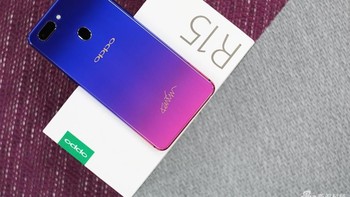 Bagian belakang ponsel ini masih berlapis kaca. Foto: Sina Mobile