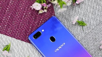 Kamera ganda di bagian belakangnya berukuran 16 MP dan 5 MP. Foto: Sina Mobile