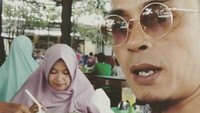 Ini dia bukti kalau ustaz kelahiran Bandung 19 Januari 1976 itu doyan kulineran. Kali ini ia dan keluarganya makan sate maranggi di Purwakarta.Foto: Instagram @evieeffendie