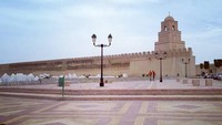 Masjid ini dibangun di atas tanah 10.800 meter persegi. Sebagai tempat ibadah muslim tertua di Afrika, Masjid Uqba berada persis di jantung Kota Kairouan, Tunisia. (mohanadtravel.21st/Instagram)