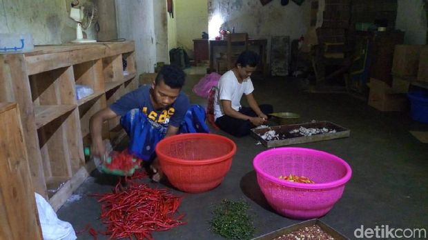 Mahirnya Tak Cuma Ngaji, Santri-santri Ini Jago Bikin Sambal Pecel