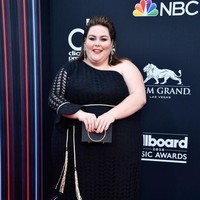 Berbekal rasa percaya diri, bintang This Is Us Chrissy Metz memukau dengan gaun hitam bergaris leher asimetris yang mengekspos bahunya. (Foto: Getty Images)