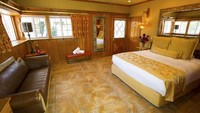 Jika ingin merasakan suasana ala gurun pasir, ada juga kamar bertema serupa. Kamar ini didominasi warna coklat terang layaknya pasir. Hanya saja tidak ada pasir sungguhan di sini (Madonna Inn)