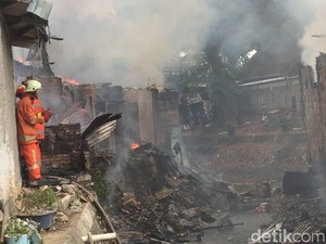 Kebakaran di Cipinang Muara, Warga Panik Selamatkan Barang