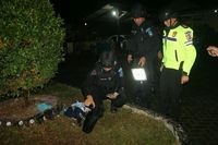 Polisi membongkar tas mencurigakan di Garut