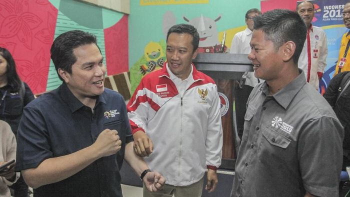 Menpora Imam Nahrawi (tengah) berbincang bersama Ketua Umum Inasgoc Erick Thohir (kiri) dan Ketua Inapgoc Raja Sapta Oktohari (kanan) (Foto: Muhammad Adimaja/Antara Foto) Menpora Imam Nahrawi (tengah) berbincang bersama Ketua Umum Inasgoc Erick Thohir (kiri) dan Ketua Inapgoc Raja Sapta Oktohari (kanan) (Foto: Muhammad Adimaja/Antara Foto)