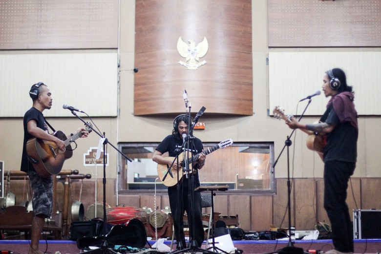 Jason Ranti, Iksan Skuter dan Sisir Tanah Buat Proyek Musik Bersama Jason Ranti, Iksan Skuter dan Sisir Tanah Buat Proyek Musik Bersama