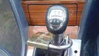 Gembok sederhana anti maling mobil. Jangan lupa menggembok pintu rumah saja nanti. brightside.me/Istimewa.