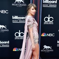 Hampir dua tahun absen dari ingar-bingar karpet merah, Taylor Swift akhirnya muncul lagi. Untuk momen istimewa tersebut, pelantun Gorgeous itu mengandalkan gaun dusty pink Versace yang seksi dengan belahan tingginya. (Foto: Frazer Harrison/Getty Images)
