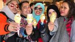 Begini Meriahnya Pose Irfan Hakim Saat Ngeliwet dan Mencicipi Es Krim Emas