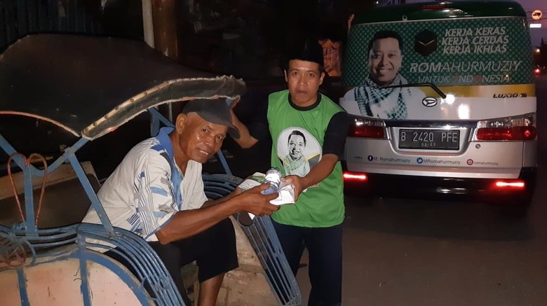 Sahabat Romahurmuziy Gerilya Bagikan Takjil di Pati dan Kudus Sahabat Romahurmuziy Gerilya Bagikan Takjil di Pati dan Kudus