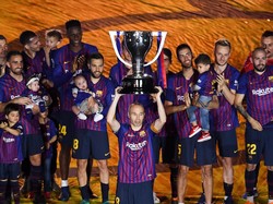 Para pemain Barca yang mengajak anak-anak mereka ke lapangan merayakan gelar La Liga yang mereka raih pada musim ini. Foto: David Ramos/Getty Images