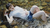 Kei Mieno membuat karya menakjubkan berupa lukisan seorang gadis yang berbaring di sungai. Dok. Twitter/@KeiMieno