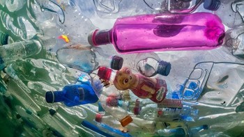 Maksud dari kata tersebut adalah, pemandangan gunung es di permukaan terlihat kecil namun di bagian dalam begitu besar. Seperti itulah kondisi plastik di laut saat ini. (Foto: National Geographic)