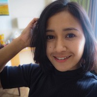 Ini penampilan memukau Sisil saat mengenakan makeup natural flawless dengan perona bibir peach. Foto: Instagram @orasisilia