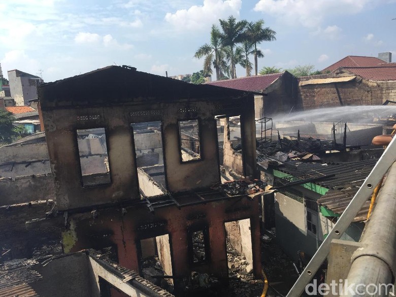 Kebakaran di Cipinang Muara, Jalan Arah Klender Ditutup Kebakaran di Cipinang Muara, Jalan Arah Klender Ditutup