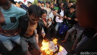 Mahasiswa tampak membakar ban.