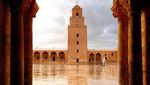 Potret Masjid Portal Waktu di Tunisia