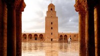 Di luar masjid terdapat halaman batu yang dihias cantik dan menara bertingkat tiga yang menjulang 32 meter. Menara ini merupakan arsitektur romawi yang berada di halaman masjid. (diaa_magdi/Instagram)