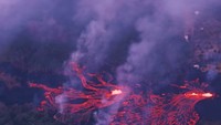 Panas lava erupsi Gunung Kilauea ditaksir mencapai 2.000 derajat celcius.  (Foto: Dok. Paradise Helicopters via ABC News)