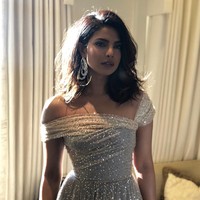 Sang fashion stylist, Mimi Cuttrell membuat tampilan Priyanka lebih elegan dengan anting statement yang tak kalah berkilau.  Foto: dok. Instagram