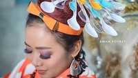 Kocak! Hiasan kepala Soimah ini unik ya. Terbuat dari susunan sendok plastik warna-warni. Foto: instagram @showimah