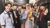 Tidak hanya itu, Jimin Cs pun mengabadikan momen foto bersama Taylor Swift. Foto: dok.twitter