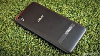Asus membuat Zenfone Live l1 dengan desain unibody. Foto: Adi Fida Rahman/detikINET