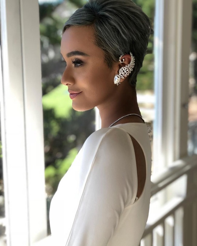 Pengantin tampil edgy dengan earcuff rancangan desainer lokal, Rinaldy Yunardi sebagai pemanis gaun yang minimalis. Foto: Dok. Instagram/Kimmy Jayanti