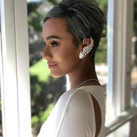 Pengantin tampil edgy dengan earcuff rancangan desainer lokal, Rinaldy Yunardi sebagai pemanis gaun yang minimalis. Foto: Dok. Instagram/Kimmy Jayanti