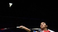 Pebulutangkis tunggal putri Indonesia Gregoria Mariska Tunjung mengembalikan bola ke arah lawannya pebulu tangkis tunggal putri Malaysia Goh Ji Wei. Tim Uber Indonesia memenangi pertandingan melawan tim Uber Malaysia dengan skor akhir 3-2. ANTARA/Puspa Perwitasari.