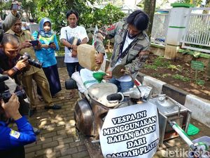 Ide Keren Tukang Sablon Ubah Sampah Plastik Jadi Bensin Skuter