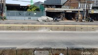 Pria itu melakukan gerakan seperti salat di ruas jalan Perintis Kemerdekaan, Kelapa Gading yang mengarah ke Cempaka Putih. (Foto: Eva Safitri/detikcom)