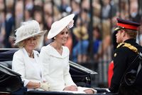 Kate Middleton duduk bersama Camila di kereta kuda.