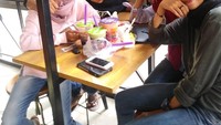 Ustaz yang dijuluki gapleh atau gaul tapi soleh ini ternyata sudah memiliki tiga orang anak cantik. Begini keseruannya saat nongkrong bareng anaknya.Foto: Instagram @evieeffendie