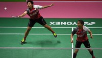 Apriyani Rahayu (kiri) mengembalikan kok disaksikan rekannya dan Greysia Polii (kanan) saat pertandingan babak penyisihan grup Piala Uber 2018 melawan pasangan Malaysia Yea Ching Goh dan Lee Meng Yean di Impact Arena, Bangkok, Thailand, Senin (21/5). Gresyia/Apriyani menang dengan dua gim 21-13, 21-14. ANTARA/Puspa Perwitasari.