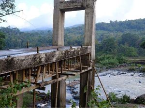 Diguyur Hujan, Pengerjaan Jembatan Maros Terhambat
