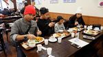 Gaya Gokil Soimah Saat Makan Duren hingga Pakai Topi dari Sendok