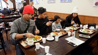 Soimah dan keluarganya menghabiskan liburan di Jepang. Ini potret kekompakan keluarganya saat makan masakan Jepang. Foto: instagram @showimah