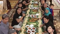 Presenter sekaligus pemain film berusia 42 tahun ini paling hobi menyantap nasi liwet. Hamparan nasi liwet di atas daun pisang, dengan lauk komplet jadi menu yang tidak boleh terlewatkan ketika ngumpul bersama. Foto: Instagram @irfanhakim75