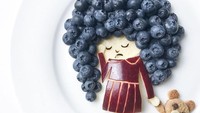  Duh, rambutnya lebat banget. Ternyata buah blueberry yang disusun sedemikian rupa bisa terlihat seperti rambut bergelombang. Foto: Instagram @cutechichai