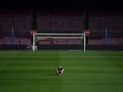 Iniesta menyendiri di tengah lapangan saat stadion sudah kosong. Gelandang berusia 34 tahun itu menikmati saat-saat terakhirnya di Camp Nou. Foto: David Ramos/Getty Images